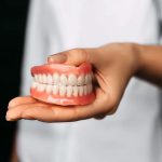 Zobna proteza ali samo zobni implantat